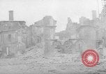 Standbild Bombenexplosionen SAINT MALO FRANKREICH, 1944, aus Sekunde 20 historischem Filmmaterial Videoclip 65675053895