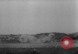 Standbild Bombenexplosionen SAINT MALO FRANKREICH, 1944, aus Sekunde 56 historischem Filmmaterial Videoclip 65675053895