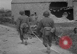 Standbild USA Soldaten SAINT MALO FRANKREICH, 1944, aus Sekunde 28 historischem Filmmaterial Videoclip 65675053897