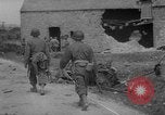 Standbild USA Soldaten SAINT MALO FRANKREICH, 1944, aus Sekunde 29 historischem Filmmaterial Videoclip 65675053897