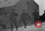 Standbild USA Soldaten SAINT MALO FRANKREICH, 1944, aus Sekunde 30 historischem Filmmaterial Videoclip 65675053897