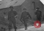 Standbild USA Soldaten SAINT MALO FRANKREICH, 1944, aus Sekunde 31 historischem Filmmaterial Videoclip 65675053897