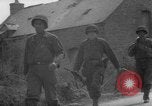 Standbild USA Soldaten SAINT MALO FRANKREICH, 1944, aus Sekunde 32 historischem Filmmaterial Videoclip 65675053897