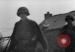 Standbild USA Soldaten SAINT MALO FRANKREICH, 1944, aus Sekunde 35 historischem Filmmaterial Videoclip 65675053897
