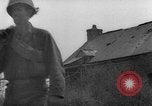 Standbild USA Soldaten SAINT MALO FRANKREICH, 1944, aus Sekunde 37 historischem Filmmaterial Videoclip 65675053897