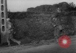 Standbild USA Soldaten SAINT MALO FRANKREICH, 1944, aus Sekunde 45 historischem Filmmaterial Videoclip 65675053897
