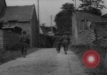 Standbild USA Soldaten SAINT MALO FRANKREICH, 1944, aus Sekunde 61 historischem Filmmaterial Videoclip 65675053897