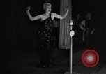 Standbild politisches Kabarett München Deutschland, 1947, aus Sekunde 1 historischem Filmmaterial Videoclip 65675053906