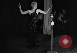 Standbild politisches Kabarett München Deutschland, 1947, aus Sekunde 3 historischem Filmmaterial Videoclip 65675053906