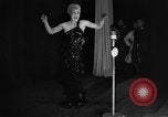 Standbild politisches Kabarett München Deutschland, 1947, aus Sekunde 4 historischem Filmmaterial Videoclip 65675053906