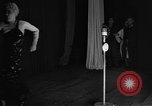 Standbild politisches Kabarett München Deutschland, 1947, aus Sekunde 10 historischem Filmmaterial Videoclip 65675053906
