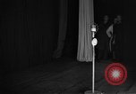 Standbild politisches Kabarett München Deutschland, 1947, aus Sekunde 12 historischem Filmmaterial Videoclip 65675053906