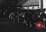 Standbild Reiten Akademie München Deutschland, 1947, aus Sekunde 35 historischem Filmmaterial Videoclip 65675053909