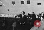 Standbild Reiten Akademie München Deutschland, 1947, aus Sekunde 47 historischem Filmmaterial Videoclip 65675053909