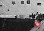 Standbild Reiten Akademie München Deutschland, 1947, aus Sekunde 49 historischem Filmmaterial Videoclip 65675053909