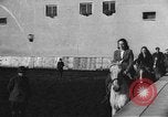Standbild Reiten Akademie München Deutschland, 1947, aus Sekunde 50 historischem Filmmaterial Videoclip 65675053909