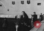 Standbild Reiten Akademie München Deutschland, 1947, aus Sekunde 52 historischem Filmmaterial Videoclip 65675053909
