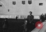 Standbild Reiten Akademie München Deutschland, 1947, aus Sekunde 54 historischem Filmmaterial Videoclip 65675053909
