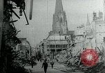 Immagine di Persone evacuare bombardato fuori città tedesca Germania, 1944, secondo 1 filmato di repertorio 65675053986