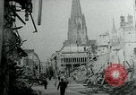 Immagine di Persone evacuare bombardato fuori città tedesca Germania, 1944, secondo 3 filmato di repertorio 65675053986