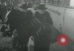Immagine di Persone evacuare bombardato fuori città tedesca Germania, 1944, secondo 4 filmato di repertorio 65675053986