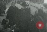 Immagine di Persone evacuare bombardato fuori città tedesca Germania, 1944, secondo 5 filmato di repertorio 65675053986