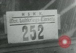 Immagine di Persone evacuare bombardato fuori città tedesca Germania, 1944, secondo 7 filmato di repertorio 65675053986