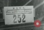 Immagine di Persone evacuare bombardato fuori città tedesca Germania, 1944, secondo 8 filmato di repertorio 65675053986