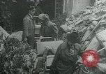 Immagine di Persone evacuare bombardato fuori città tedesca Germania, 1944, secondo 9 filmato di repertorio 65675053986