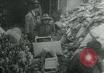 Immagine di Persone evacuare bombardato fuori città tedesca Germania, 1944, secondo 10 filmato di repertorio 65675053986