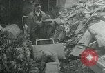 Immagine di Persone evacuare bombardato fuori città tedesca Germania, 1944, secondo 11 filmato di repertorio 65675053986