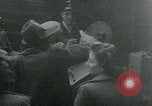 Immagine di Persone evacuare bombardato fuori città tedesca Germania, 1944, secondo 13 filmato di repertorio 65675053986