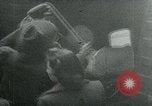 Immagine di Persone evacuare bombardato fuori città tedesca Germania, 1944, secondo 14 filmato di repertorio 65675053986