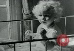 Immagine di Persone evacuare bombardato fuori città tedesca Germania, 1944, secondo 19 filmato di repertorio 65675053986