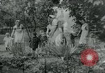 Immagine di Persone evacuare bombardato fuori città tedesca Germania, 1944, secondo 20 filmato di repertorio 65675053986