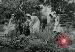 Immagine di Persone evacuare bombardato fuori città tedesca Germania, 1944, secondo 21 filmato di repertorio 65675053986