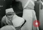 Immagine di Persone evacuare bombardato fuori città tedesca Germania, 1944, secondo 23 filmato di repertorio 65675053986