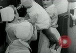 Immagine di Persone evacuare bombardato fuori città tedesca Germania, 1944, secondo 24 filmato di repertorio 65675053986