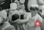 Immagine di Persone evacuare bombardato fuori città tedesca Germania, 1944, secondo 25 filmato di repertorio 65675053986