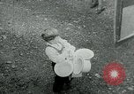 Immagine di Persone evacuare bombardato fuori città tedesca Germania, 1944, secondo 26 filmato di repertorio 65675053986