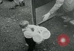 Immagine di Persone evacuare bombardato fuori città tedesca Germania, 1944, secondo 27 filmato di repertorio 65675053986