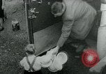 Immagine di Persone evacuare bombardato fuori città tedesca Germania, 1944, secondo 29 filmato di repertorio 65675053986
