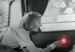 Immagine di Persone evacuare bombardato fuori città tedesca Germania, 1944, secondo 30 filmato di repertorio 65675053986
