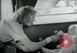 Immagine di Persone evacuare bombardato fuori città tedesca Germania, 1944, secondo 31 filmato di repertorio 65675053986
