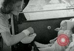 Immagine di Persone evacuare bombardato fuori città tedesca Germania, 1944, secondo 32 filmato di repertorio 65675053986
