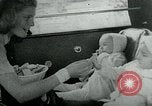 Immagine di Persone evacuare bombardato fuori città tedesca Germania, 1944, secondo 33 filmato di repertorio 65675053986