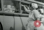 Immagine di Persone evacuare bombardato fuori città tedesca Germania, 1944, secondo 34 filmato di repertorio 65675053986