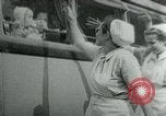 Immagine di Persone evacuare bombardato fuori città tedesca Germania, 1944, secondo 35 filmato di repertorio 65675053986