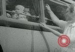 Immagine di Persone evacuare bombardato fuori città tedesca Germania, 1944, secondo 36 filmato di repertorio 65675053986