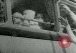 Immagine di Persone evacuare bombardato fuori città tedesca Germania, 1944, secondo 37 filmato di repertorio 65675053986